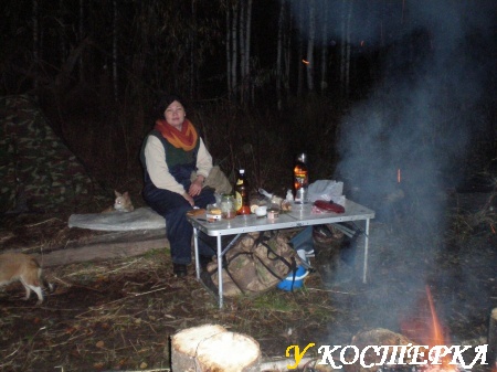 Ночью за столом в тайге
