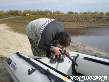 Ставим лодочный мотор HANGKAI 9.9 на лодку ПВХ SVAT ZYD 380