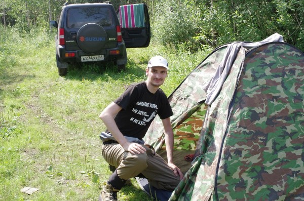 Миха ставит палатку
